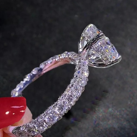 Sterling silver round cut engagement ring - Picture 2 of 3